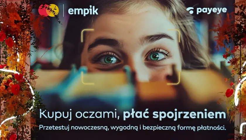 Reklama Empiku z hasłem "Kupuj oczami, płać spojrzeniem". Pokazuje zbliżenie na zielone oczy młodej kobiety, sugerując innowacyjne metody płatności Payeye.