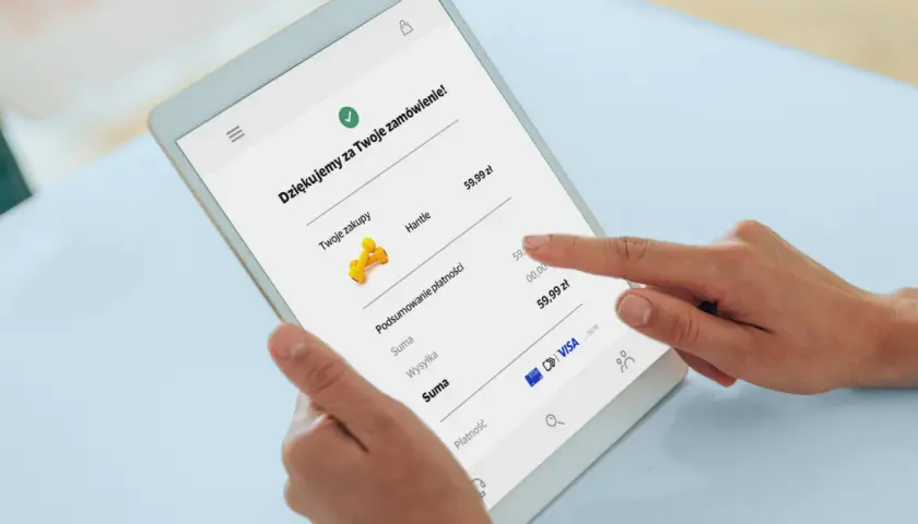 Potwierdzenie zamówienia na tablecie. Widzisz podsumowanie zakupów i opcję płatności kartą Visa, co pokazuje, jak płacić kartą Visa przez internet.