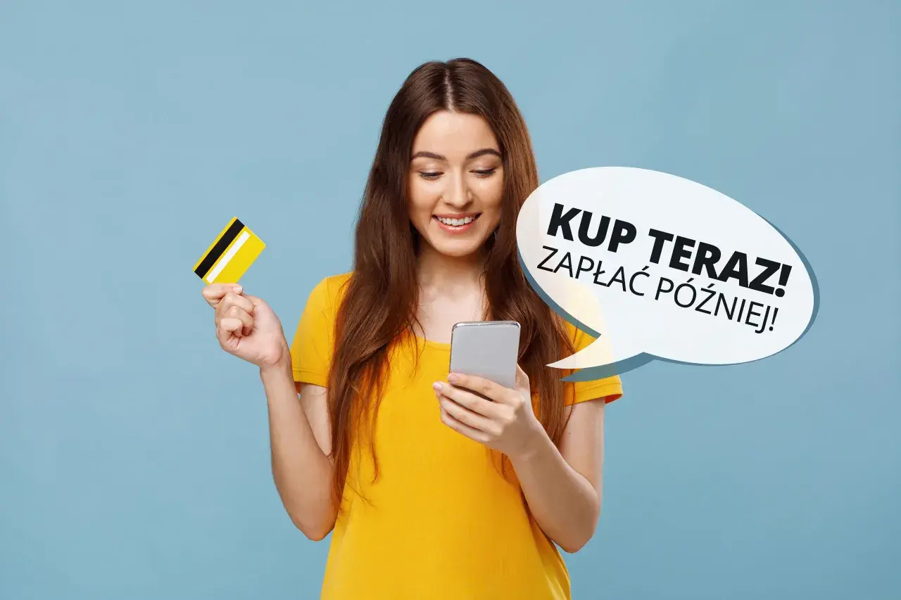 Uśmiechnięta dziewczyna z kartą płatniczą w dłoni, korzystająca z telefonu. Dymek z napisem "Kup teraz! Zapłać później!" sugeruje wygodne zakupy bez odsetek z Paypo.