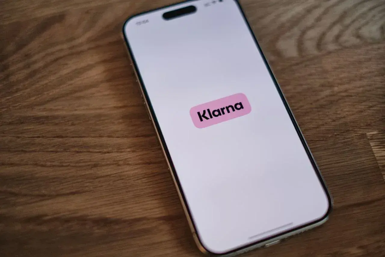 Smartfon z logo Klarna na ekranie. Sprawdzam swój klarna limit, by wiedzieć, na co mnie stać.