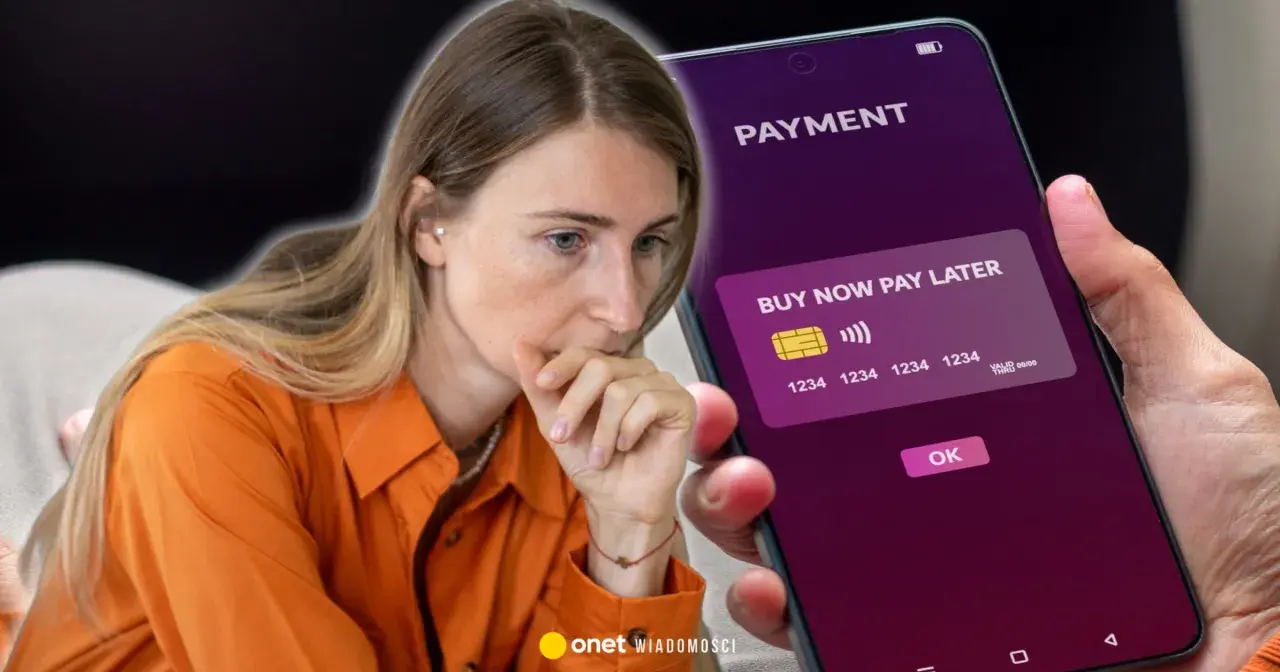 Zamyślona kobieta patrzy na ekran telefonu z opcją "Kup teraz, zapłać później". Czy to początek problemów z paypo windykacja?