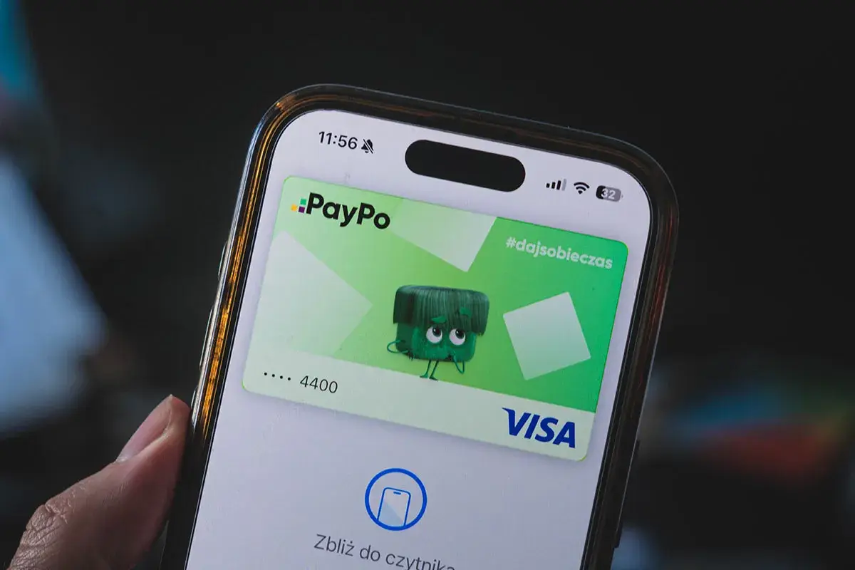 Karta PayPo na ekranie telefonu, z zabawną postacią i napisem #dajsobieczas. Wygląda na to, że paypo nie działa, bo ekran pokazuje "Zbliż do czytnika".