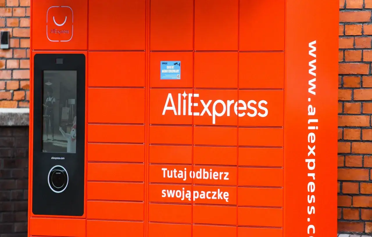 Pomarańczowy paczkomat Omniva z logo AliExpress. Tutaj odbierzesz swoją paczkę.