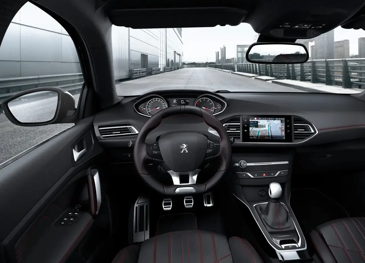 Peugeot 308 II generacja wnętrze i silniki