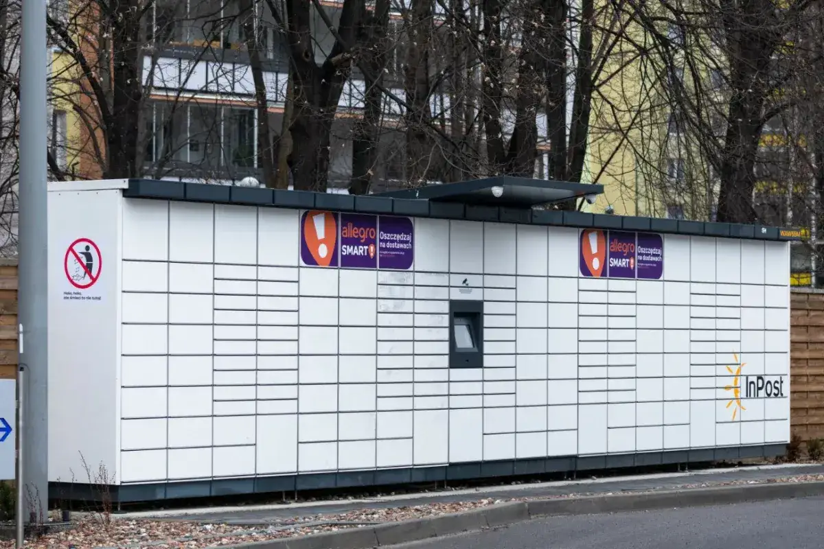 Duża paczkomatowa skrzynka InPost, polskiej firmy, z logo Allegro Smart.