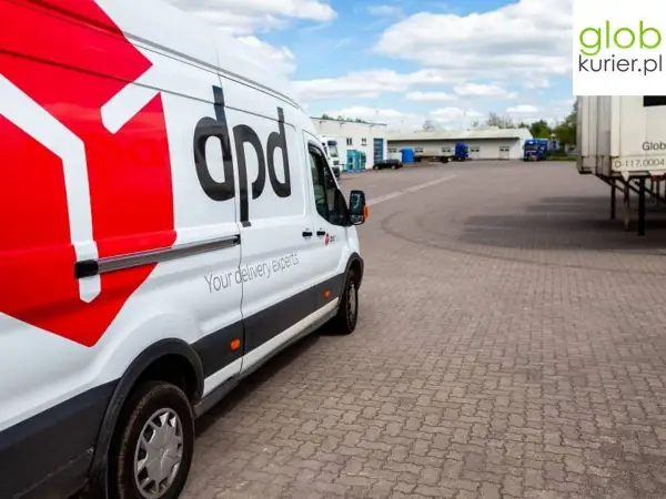 DPD - szybki dpd czas dostawy. Biały van z logo DPD na parkingu.